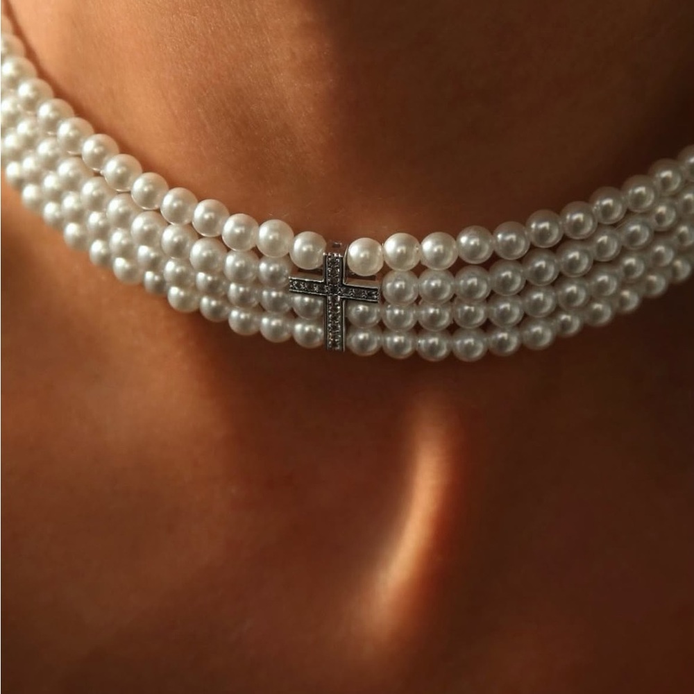 Elegant Pearl Choker Necklace with Silver Cross